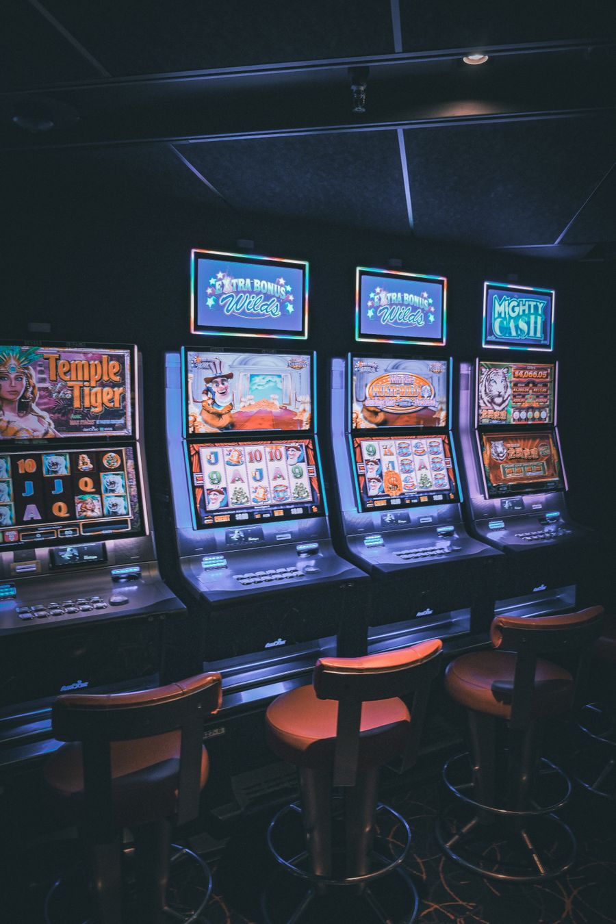 Layar mesin slot digital menampilkan simbol dan tombol putar