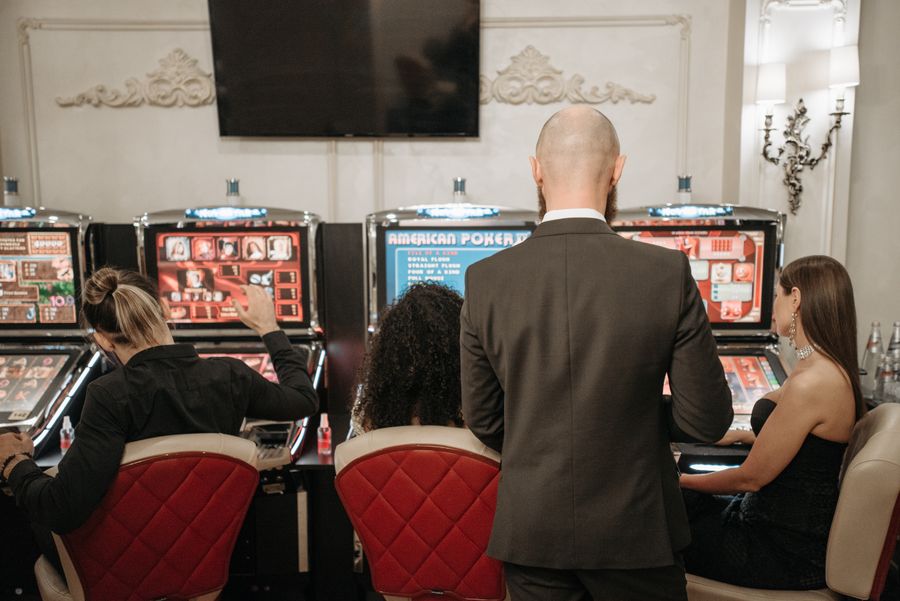Pemain menikmati permainan slot di layar mesin kasino